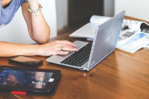 Scopri di più sull'articolo Donne, lavoro e pensioni: il divario di genere pesa sulle famiglie italiane